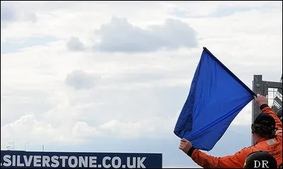 En Formule 1, qu'indique un commissaire dressant un drapeau bleu ?