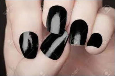 Qui porte du vernis noir ?