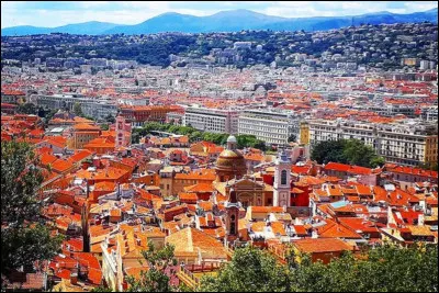 Quelle ville, préfecture du département des Alpes-Maritimes, est la ville qui possède le plus grand nombre de caméras de surveillance par habitant en 2021 ?