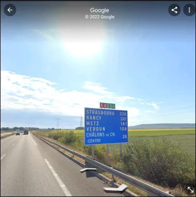 Dans quelle ville se situe ce panneau ? C'est une grande ville de la région Grand Est au nord-est de Paris.