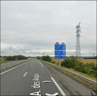 On est tout au nord de la France, à côté de la mer du Nord et du tunnel sous la Manche, c'est la plus ville moyenne parmi les trois qui peut remplir ce critère. Laquelle est-ce ?