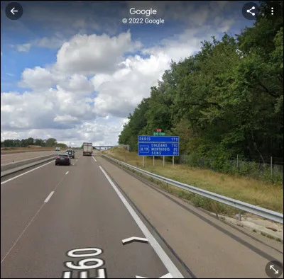 Ici, nous sommes dans une grande ville de la région Bourgogne-Franche-Comté, se situant environ à 150 kilomètres de Bourges, laquelle est-ce ?