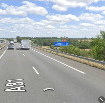 On se situe environ &agrave; mi-chemin entre Le Mans et Rennes. De quelle ville de la r&eacute;gion Pays de la Loire, est-ce que je parle ?