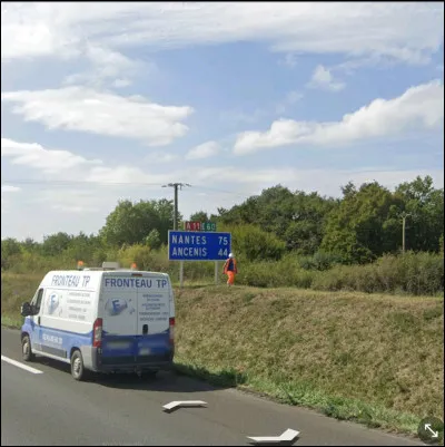 Nous sommes dans une grande ville de la r&eacute;gion Pays de La Loire &agrave; mi-chemin entre Nantes et Tours. De quelle ville est-ce que je parle ?