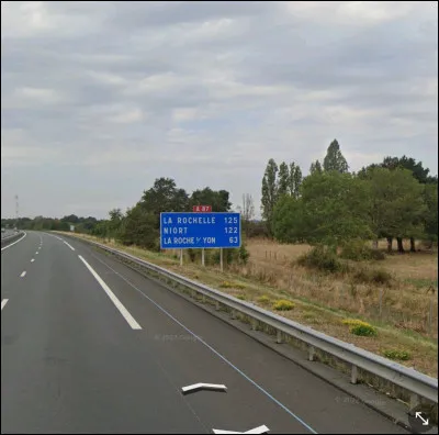 On est dans une ville qui se situe &agrave; mi-chemin entre La Roche-sur-Yon et Angers. De laquelle est-ce que je parle ?