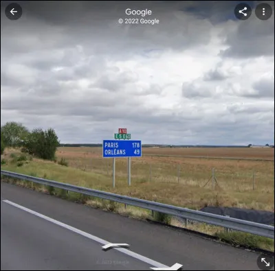 On se situe dans la r&eacute;gion Centre &agrave; environ 120 kilom&egrave;tres du Mans. De quelle ville est-ce que je parle ?