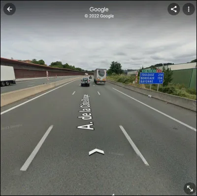 Je viens de quitter l'une des villes atlantiques les plus proches de l'Espagne, c'est celle du milieu. Quelle est cette ville ?