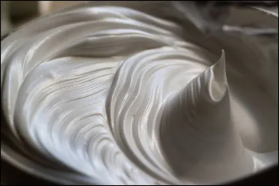 Pour éviter que vos blancs montés en neige ne retombent, quelle est l'astuce de tous les cuisiniers professionnels ?