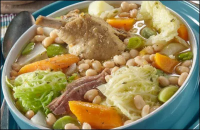 La garbure est une soupe au chou d'origine auvergnate.