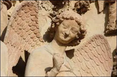 Cet ange célèbre nous offre son sourire depuis 1240 sur la façade occidentale de la cathédrale de Chartres ?
