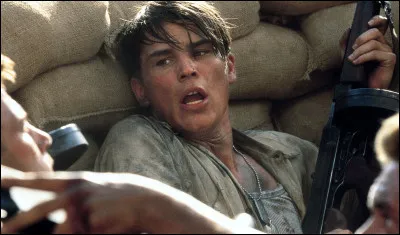 Quel acteur accompagne Josh Harnett dans le long-métrage "Pearl Harbor" ?