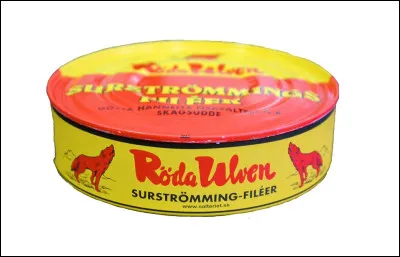 En Suède, quel poisson fermenté est le surströmming, généralement conditionné en boîte de conserve ?