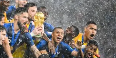 Préfèrerais-tu que ton joueur préféré (hors équipe de France) remporte un championnat avec son équipe nationale ou préfèrerais-tu plutôt que ce soit la France ?