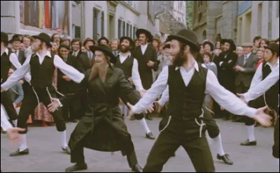 "Les Aventures de Rabbi Jacob" est sans doute un des rôles les plus célèbres de De Funès. C'est le dernier des 5 films tourné, mais avec quel réalisateur ?