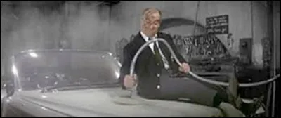 Dans quel film répare-t-il cette voiture sous les yeux médusés du garagiste ?