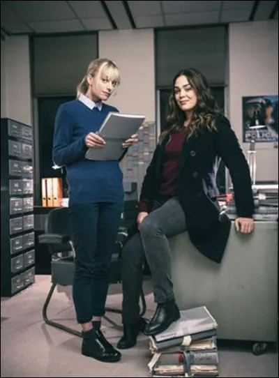Quelle est cette série policière qui met en collaboration deux femmes chargées de résoudre des affaires criminelles, l'une documentaliste autiste (Sara Mortensen) et l'autre, commandant de police (Lola Dewaere) ?