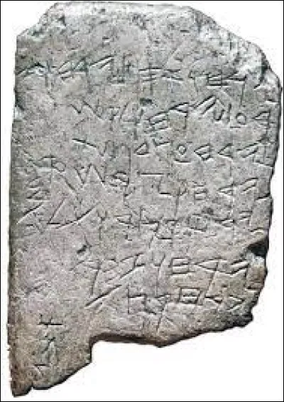 De combien de signes était composé l'alphabet phénicien, adopté puis modifié au IXe siècle par les Grecs ?