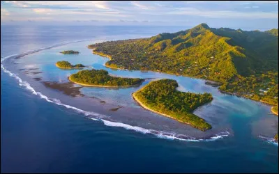 Quel archipel a pour île principale Rarotonga, avec 67km²  ?