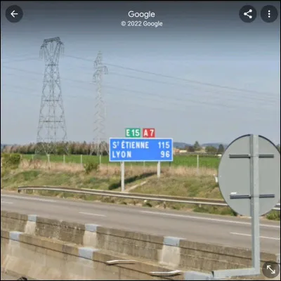 Je suis dans une ville &agrave; mi-chemin entre Lyon et Avignon. Laquelle est-ce ?