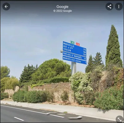 J'&eacute;tais dans une ville peupl&eacute;e d'environ 80 000 habitants. Elle se situe &agrave; mi-chemin entre Fr&eacute;jus et Nice. De quelle ville je parle ?