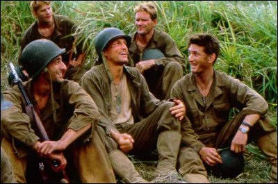 Quel est ce film de Terrence Malick, sorti en 1999, retraçant la bataille de Guadalcanal pendant la guerre américano-japonaise ?