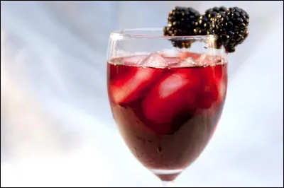 Quel nom porte la boisson faite à base de crème de cassis et de vin rouge ?