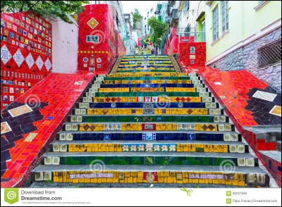 Brésil : dans quelle ville peut-on admirer et emprunter ces gigantesques escaliers de 125 m de long, fabriqués en carreaux de faïence colorés ?