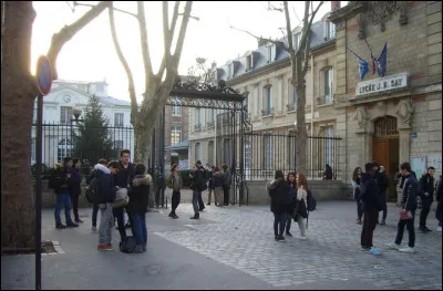 Comment s'appelle le lycée dans lequel Clem et ses amis ont étudié ?
