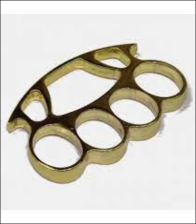 Quel est le nom de cette arme blanche contondante constituée d'une pièce de métal dans laquelle on y passe les doigts ?