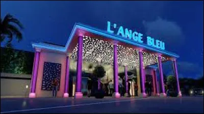 Dans quelle ville se trouve l'Ange Bleu, le plus grand cabaret de France ?