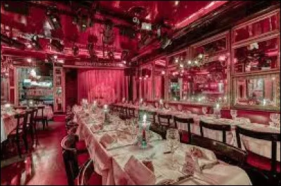 Quelle était la couleur de prédilection du directeur de cabaret qu'on appelait Michou ?