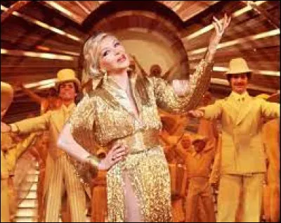 Laquelle de ces chanteuses françaises n'a pas été meneuse de revue ?