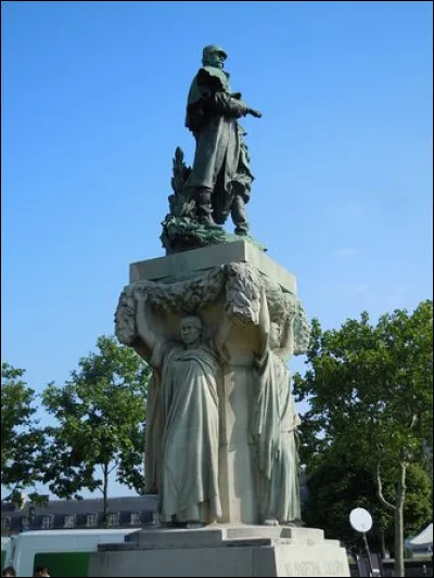 Cette statue érigée à Paris (place Vauban 7e) représente ce général qui a participé, de 1877 à 1905, à l'expansion de l'empire colonial français en Afrique, à Madagascar où il réprime la révolte. Pendant la Première Guerre mondiale, il est gouverneur militaire de Paris et utilise les taxis parisiens lors de la bataille de la Marne : c'est ...