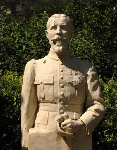 Représenté par cette statue à Paris 7e (square d'Ajaccio), il a participé à la colonisation du Soudan français du protectorat marocain, à la Grande Guerre aux Dardanelles et en Champagne ; Haut-commissaire de France au Levant, il dirige l'écrasement de l'Etat Arabe de Damas en 1920 : c'est ...