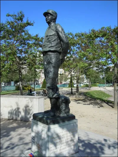Ce général, honoré par cette statue sur la place d'Italie à Paris, s'est illustré en commandant le Corps expéditionnaire français en Italie en 1944 : c'est ...
