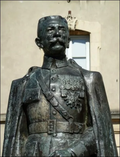 Ce général, représenté par cette statue à Nancy, sa ville natale, a fait partie de l'Etat-major d'occupation en Indochine puis à Madagascar. Il s'illustre comme résident général du protectorat français au Maroc de 1912 à 1925, avec une interruption lorsqu'il a été ministre de la guerre (1916 1918) : c'est ...
