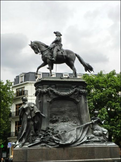 Ce général, né à Lille où se trouve sa statue, a commandé l'armée du Nord pendant la guerre franco-prussienne de 1870-1871 ; il est connu aussi pour, avant cela, entre 1854 et 1865 avoir mené la conquête et la "pacification" du Sénégal dont il est fait gouverneur : c'est ...