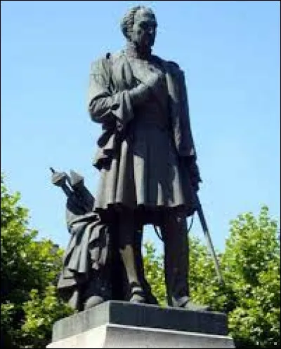 Représenté par cette statue à Périgueux, ce général a été gouverneur l'Algérie de 1840 à 1847 où il a mené la "pacification" avec les sinistres "enfumades" : c'est ...