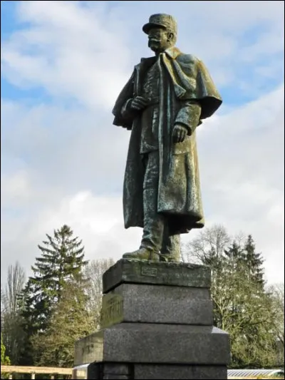 Représenté par cette statue à Verdun, ce général a été commandant en chef des armées alliées dOrient en 1916, puis il est devenu haut-commissaire en Syrie en 1924, où il réprime la révolte des Druzes : c'est ...