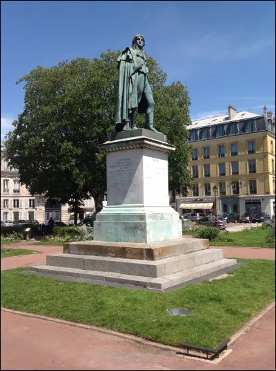 C'est à Versailles que l'on peut voir sa statue : général à 25 ans en 1793, il s'est illustré en Alsace contre les Autrichiens puis en Vendée : c'est ...