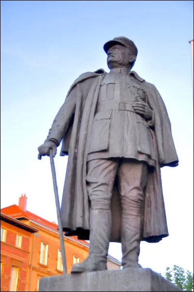 Représenté par cette statue à Sarrebourg sa ville natale, ce général a combattu au Tonkin en 1901-1904, participé à la conquête du Maroc et à la plupart des batailles de la première guerre mondiale : c'est ...