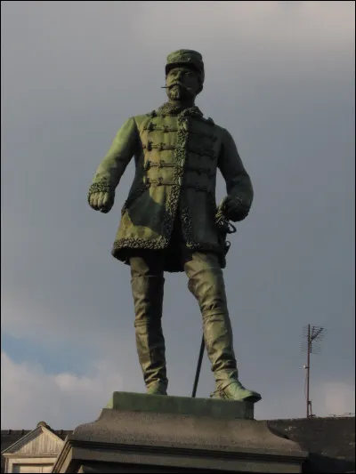Ce général, représenté par cette statue au Mans, sur le monument à la deuxième armée de la Loire, a d'abord fait carrière en Algérie avant de jouer un rôle important dans les combats de la guerre de 1870 : c'est ...