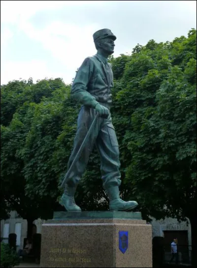 Représenté par cette statue à Nantes, il a rejoint de Gaulle à Londres en juillet 1940, commandé les troupes de la France libre en Libye puis la 2e division blindée en 1944 dans la bataille de Normandie, la libération de la capitale puis de Strasbourg : c'est ...