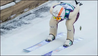 Dans des skis alpins très grands. Une légende dit qu'en Finlande ils en faisaient sur les toits.