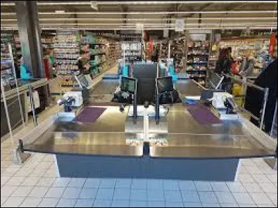 Quelle lettre fait partie du nom d'une coopérative de commerçants de grande distribution française ?