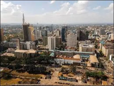 Par quelle lettre commence le nom d'un pays qui a pour capitale la ville de Nairobi ?