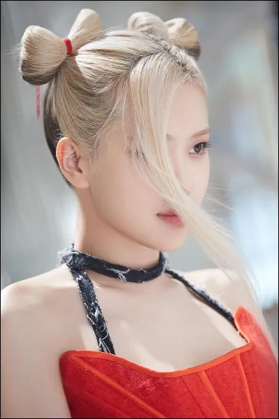 De quelle couleur sont les ongles de Rosé la première fois que les membres chantent le refrain ?