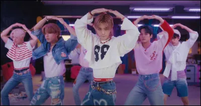 Qui commence la chanson dans "Case 143" ?