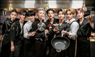 Qui voit-on en premier dans le MV "God's Menu" ?