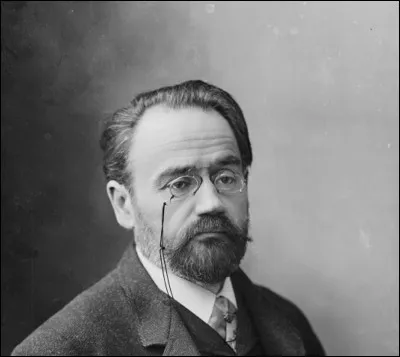 Qui est cet écrivain, auteur du roman ''Les Mystères de Marseille'' ?